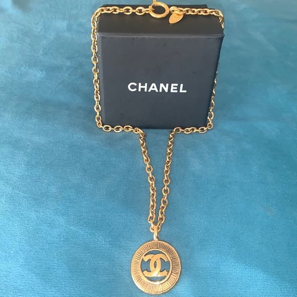 Authentic 16” Chanel Gold Vintage Necklace - Picture 2 of 9